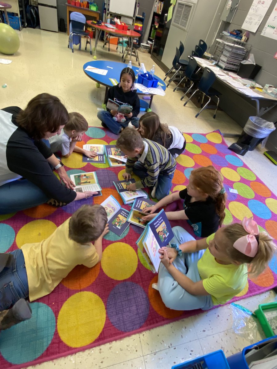 Caught some first graders reading with feeling today ⁦@SullCentral⁩ #emergingreaders #practiceiskey