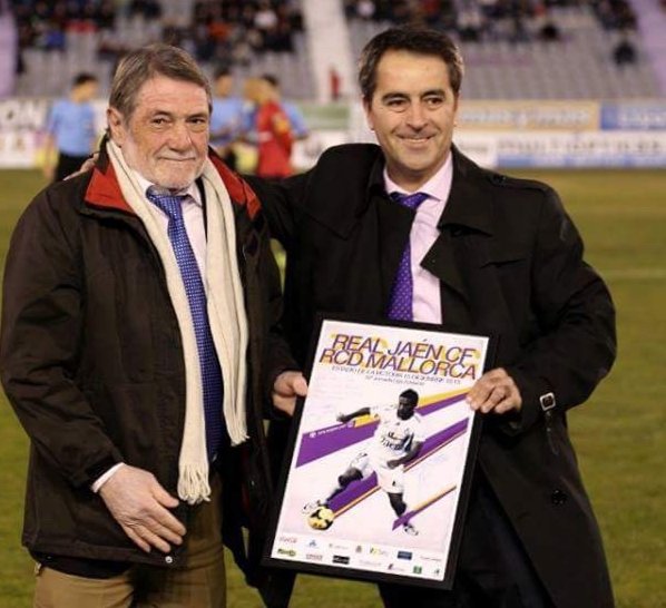 <a href="/RealJaenCF/">Real Jaén C.F.</a> Todo un crack Juan Reina, así se le reconoció en 2013.Enhorabuena al <a href="/RealJaenCF/">Real Jaén C.F.</a> por esta iniciativa de homenajear en su centenario, a grandes leyendas de la historia de nuestro club.
