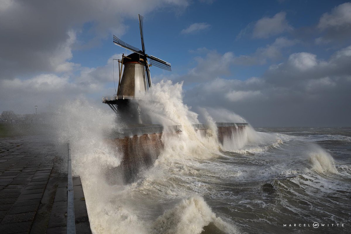 Storm Eunice in Vlissingen 

#rtlweer #Eunice  <a href="/helgavanleur/">Helga van Leur ☀</a> <a href="/weerplaza/">Weerplaza.nl</a>