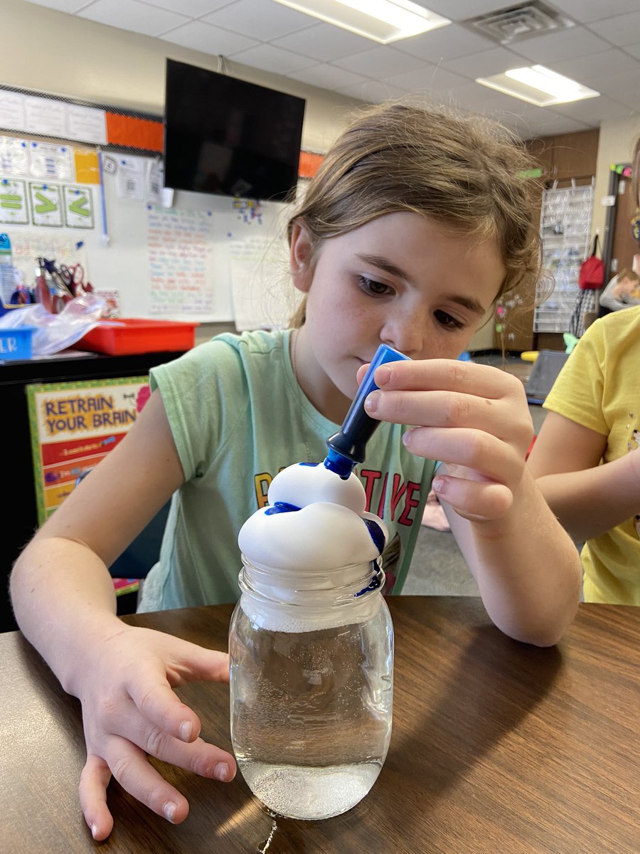 kparker83076524's tweet photo. Water cycle and weather all day long! We wrote about our favorite weather, made a graph, looked at a weekly forecast, saw tools in action and made our own water cycle in a jar! #fearlessfirstgraders #stem @MatthewMillerpe https://t.co/x3IjZBUWzi