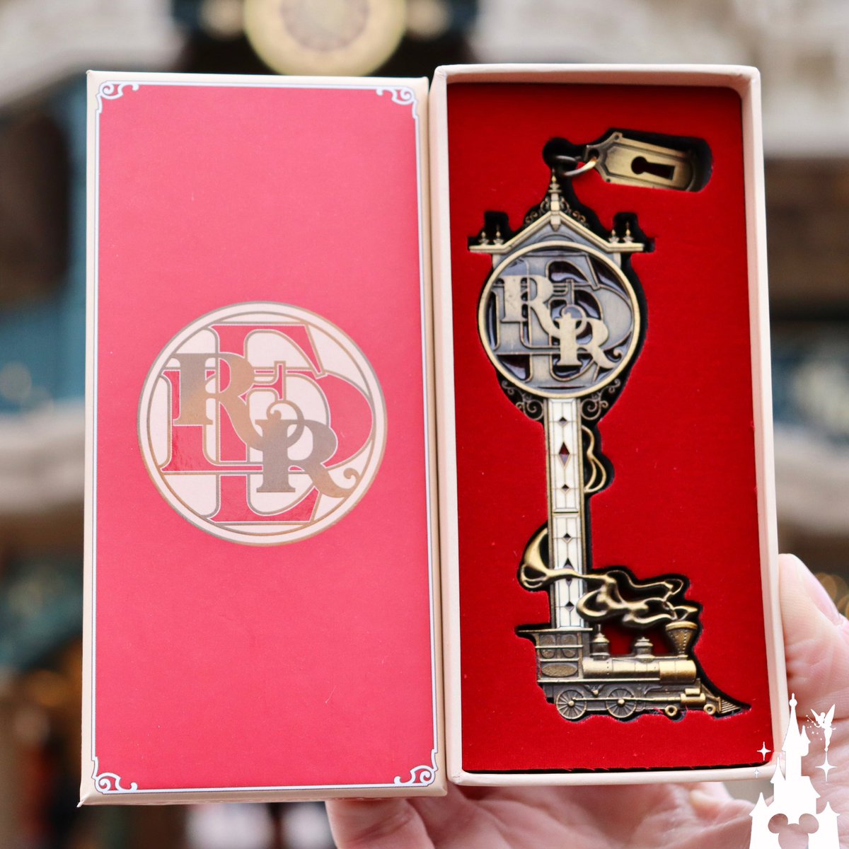 dlrpnc's tweet photo. [LIVE]

The Disneyland Railroad Collector Attraction Key was on sale today in a limited edition (1992 copies), with a Lineberty digital ticket at The Storybook Store at Disneyland Park (€27) ! 🚂✨💨🗝
#disney #disneylandparis #disneyland
#DisneyPlus #DisneyParks https://t.co/QdG360GIYd