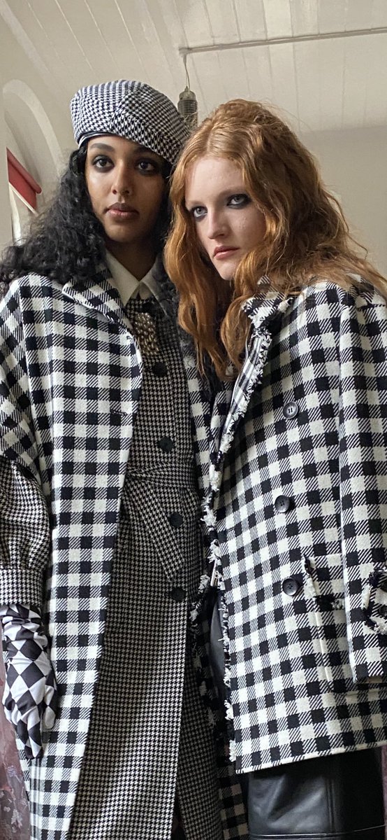Great show today,doing hair for Bora Asku aw2022
London Fashion week
Lead:stylist Neil Moodie
Rock on :)))