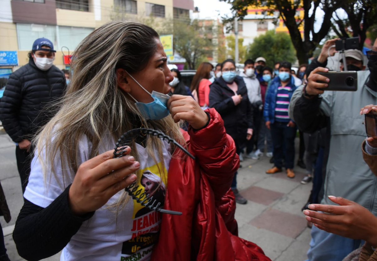 caroriberanez's tweet photo. ¡¡¡Mi madre @JeanineAnez  está sola y desfalleciente, hostigada por la gobernadora del Penal que impide su traslado al hospital, como ordenó el juez!!!  Me sacaron a golpes del Penal !!! Hordas de funcionarios nos empujan a la abogada de mi madre y a mí!!! Maleantes!!! https://t.co/UZjwo6BA3E