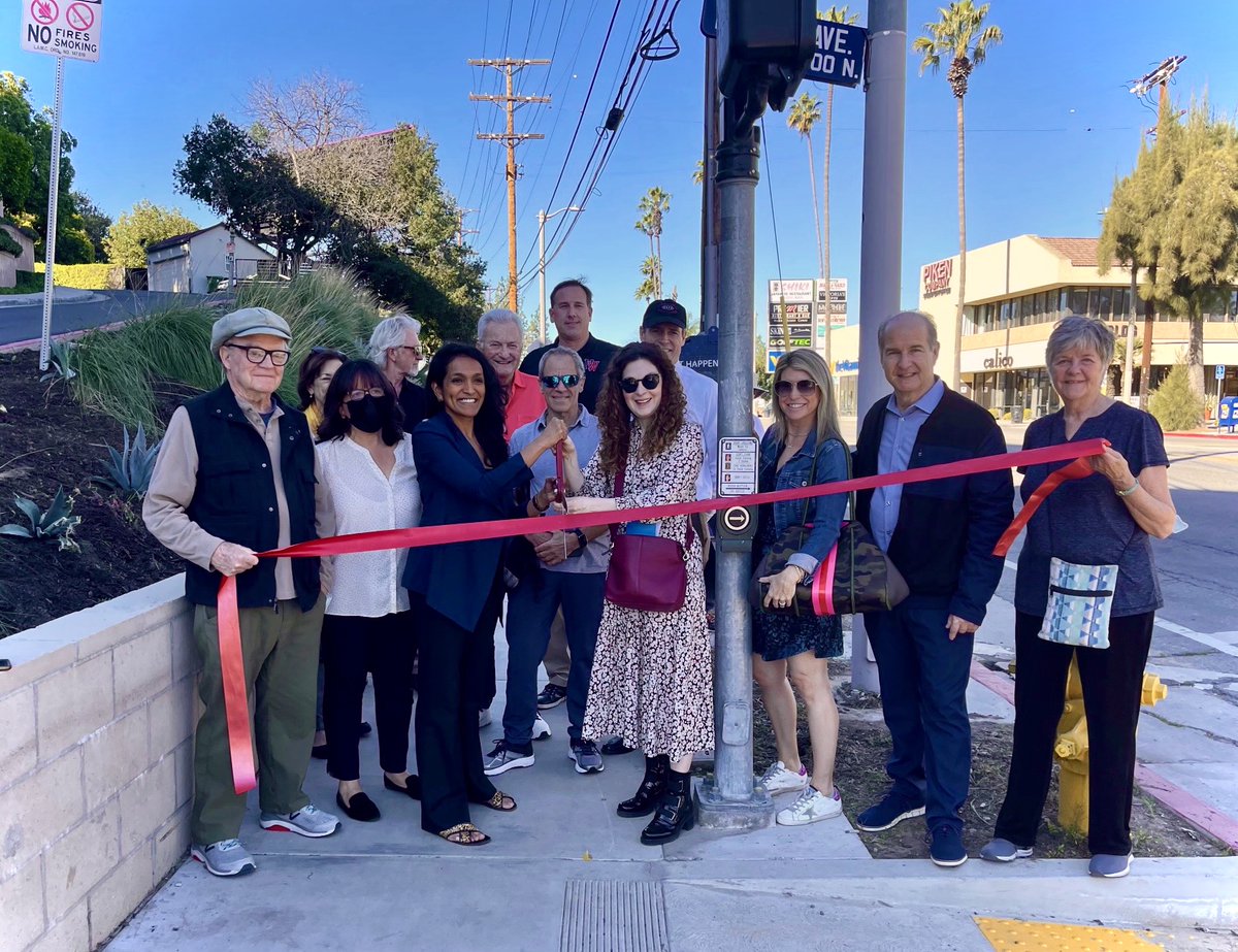🎀 ✂️ Our ribbon cutting for a new green space in Studio City 🎉 Introducing Fairway Garden 🌿 at Ventura and Fairway
#EnjoyOutdoors #StudioCity #VenturaBlvd #Beautification #GreenSpace
Sponsored by Harvard Westlake <a href="/HWSchool/">Harvard-Westlake</a> and Studio City Beautification Association (SCBA)