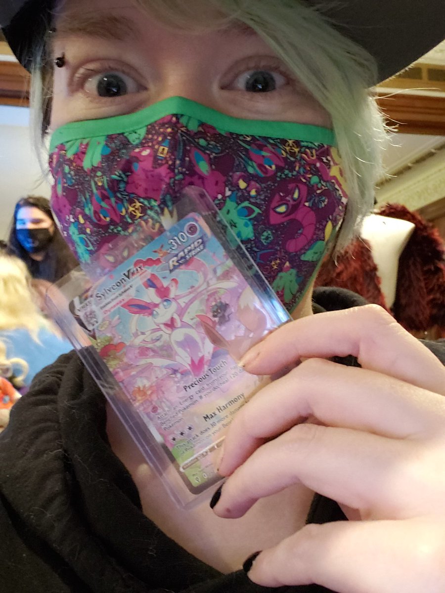 SpaceMewTwitch's tweet photo. Holy hecc!!!! 
Two amazing cards in two days!!!!

#pokemon #pokemontcg #eevee #evolvingskies #pokepull https://t.co/u9C9mbGW4H