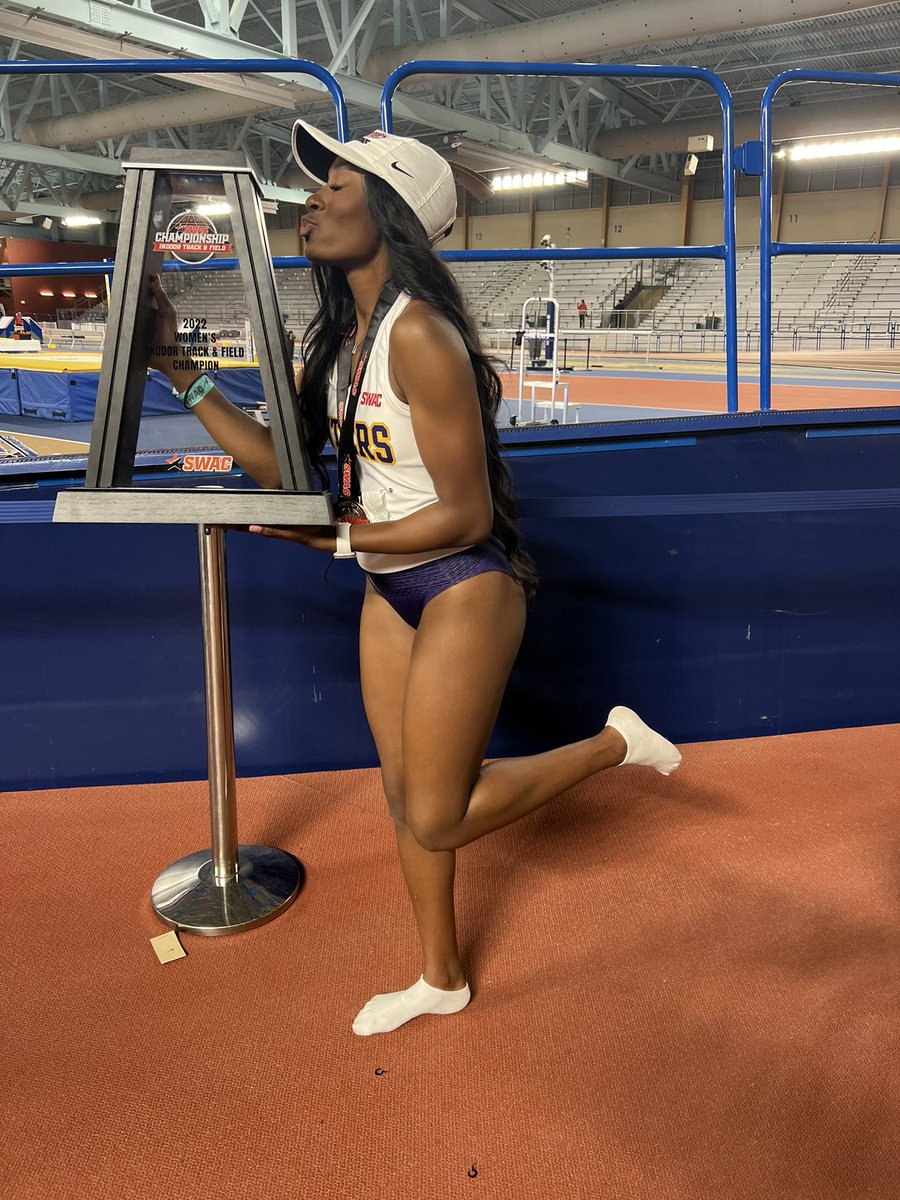 MaciCire's tweet photo. Alexa play Back to Back by Drake
#2xSWACCHAMPIONS #BIGRINGS💍 https://t.co/I0qq1R4yff
