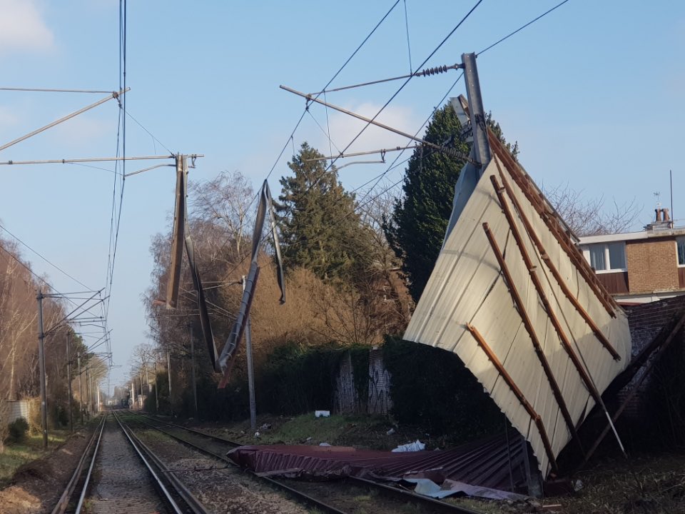 De nombreux obstacles ont été repérés sur le réseau des #hautsdefrance.
➡️Les réparations se poursuivent cette nuit pour permettre la reprise progressives des circulations ferroviaires samedi.
🤜Bravo aux équipes <a href="/SNCFReseau/">SNCF Réseau</a> pour leur mobilisation face à #Eunice