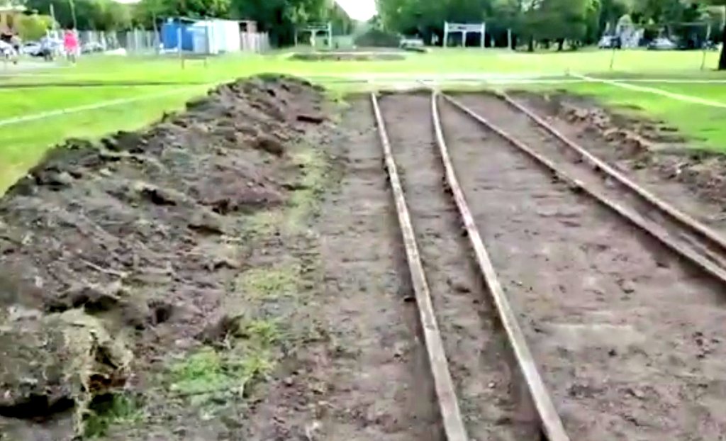 diegofrancu's tweet photo. Con enorme alegría vemos el avance del trabajo de extensión del tren del ramal universitario #LaPlata
La renovación de vía, durmientes y cambios en estación #Circunvalacion 
Pronto, con los sindicatos y decisión política llegará a conectar más barrios de nuestra querida ciudad. https://t.co/D0uUExzUkU