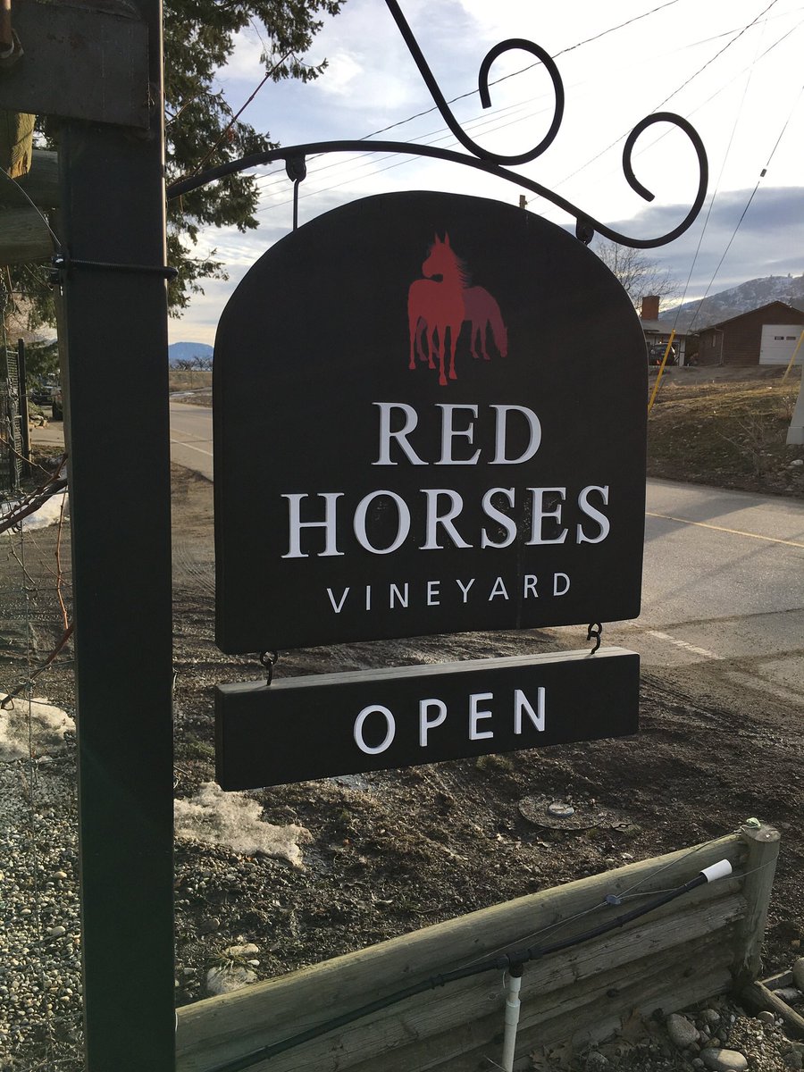 BrockTalk's tweet photo. #NationalDrinkWineDay #RedHorses #Oliver @UncorktheSun https://t.co/So9sWTFyyk