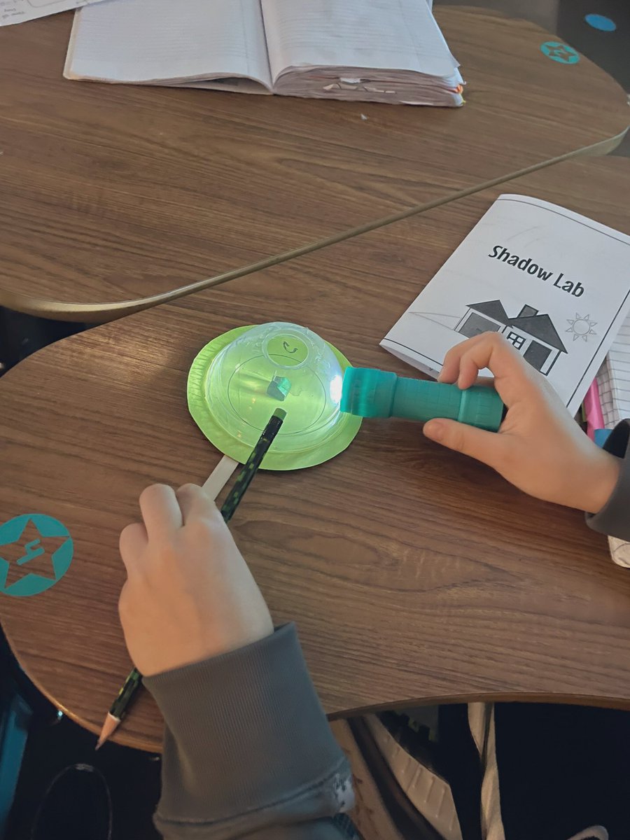 LeMeilleur4thgr's tweet image. Exploring the patterns of shadows caused by our rotation #ACEcubs #ACE4thgrade #4thscience