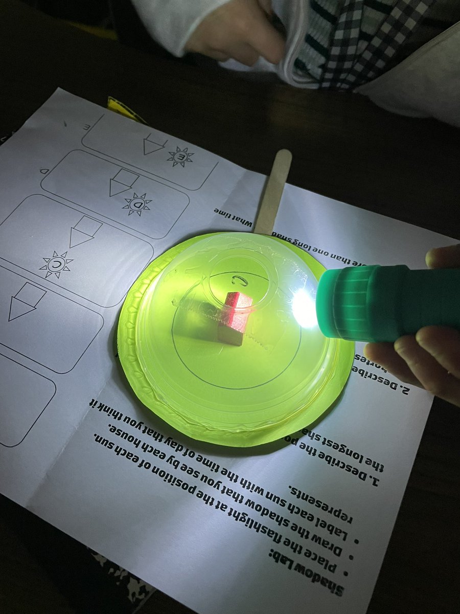 LeMeilleur4thgr's tweet image. Exploring the patterns of shadows caused by our rotation #ACEcubs #ACE4thgrade #4thscience