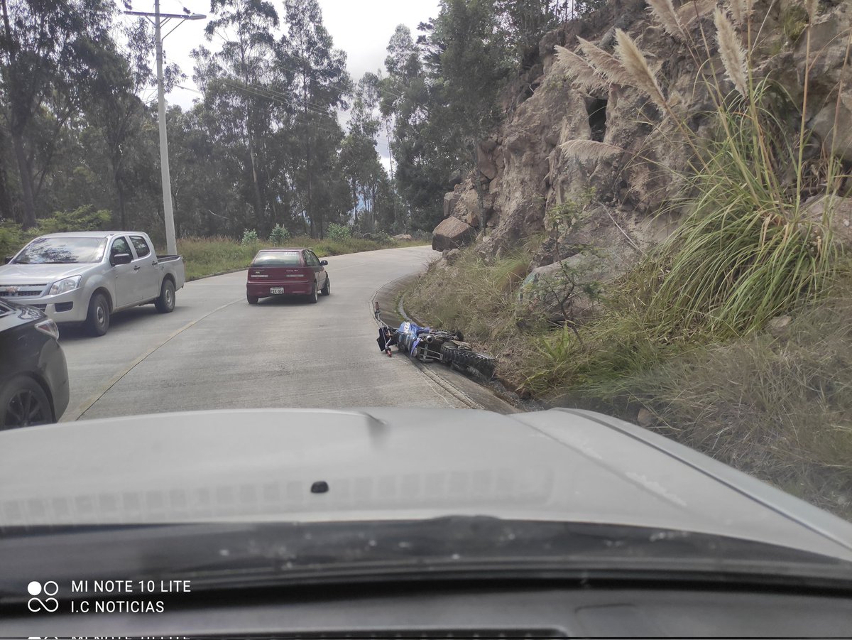 IncidenteCuenca's tweet photo. Un muerto y un herido deja accidente de motocicleta ocurrido a las 12:50, en la vía de acceso al centro cantonal de #Oña, #Azuay. 
El reporte de los socorristas señala que un joven de 18 años pereció y una adolescente, 17 años, resultó herida.
@tomebamba https://t.co/1mVg24ZDP5