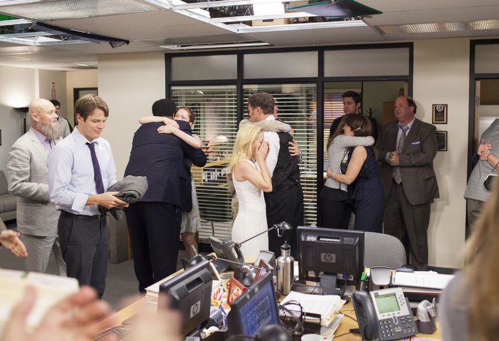 levmauc's tweet photo. La fotografía del cast de THE OFFICE llorando tras rodar la última escena de la serie es 💔💔💔💔 https://t.co/zeYYCjNyHq