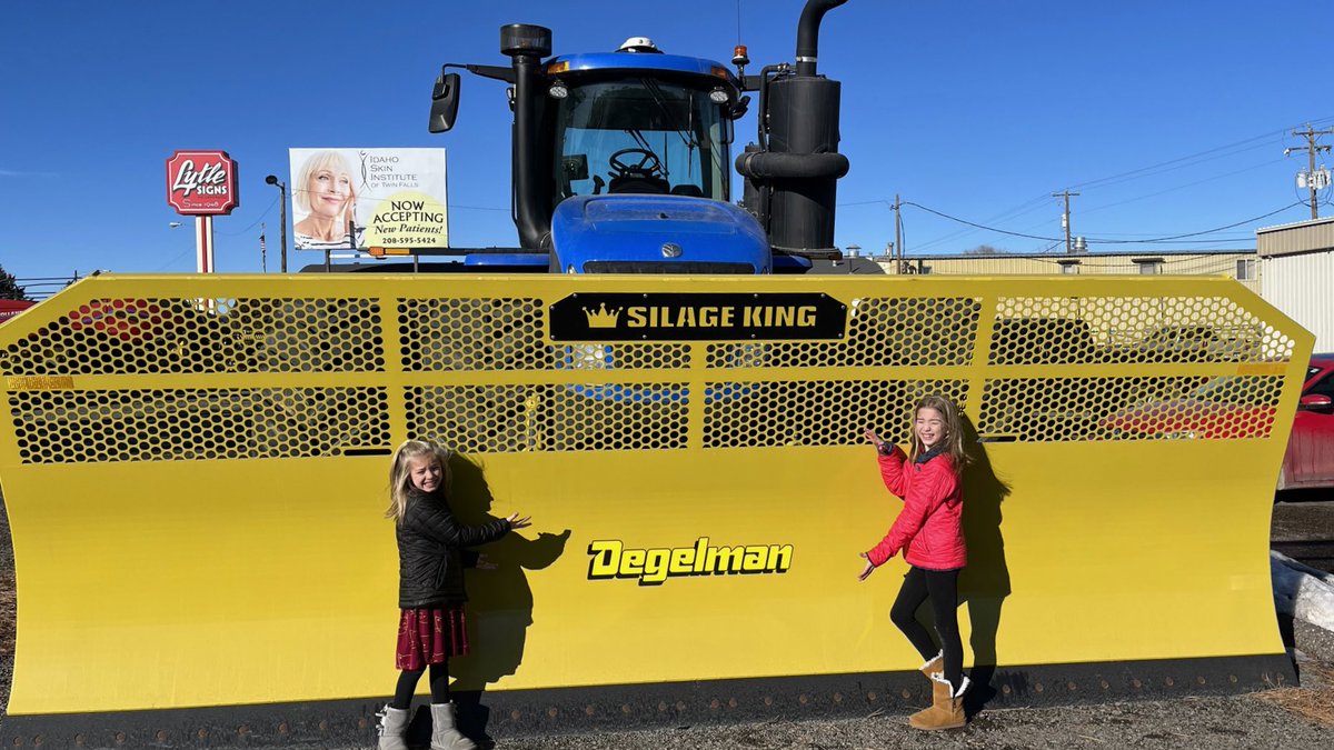 Got a great picture submission by Gary Bratt from <a href="/IntermountainN1/">IntermountainNewHolland</a> in Twin Falls ID who spent some time this week teaching his grandkids from TX how to be farm equipment influencers. 🤩