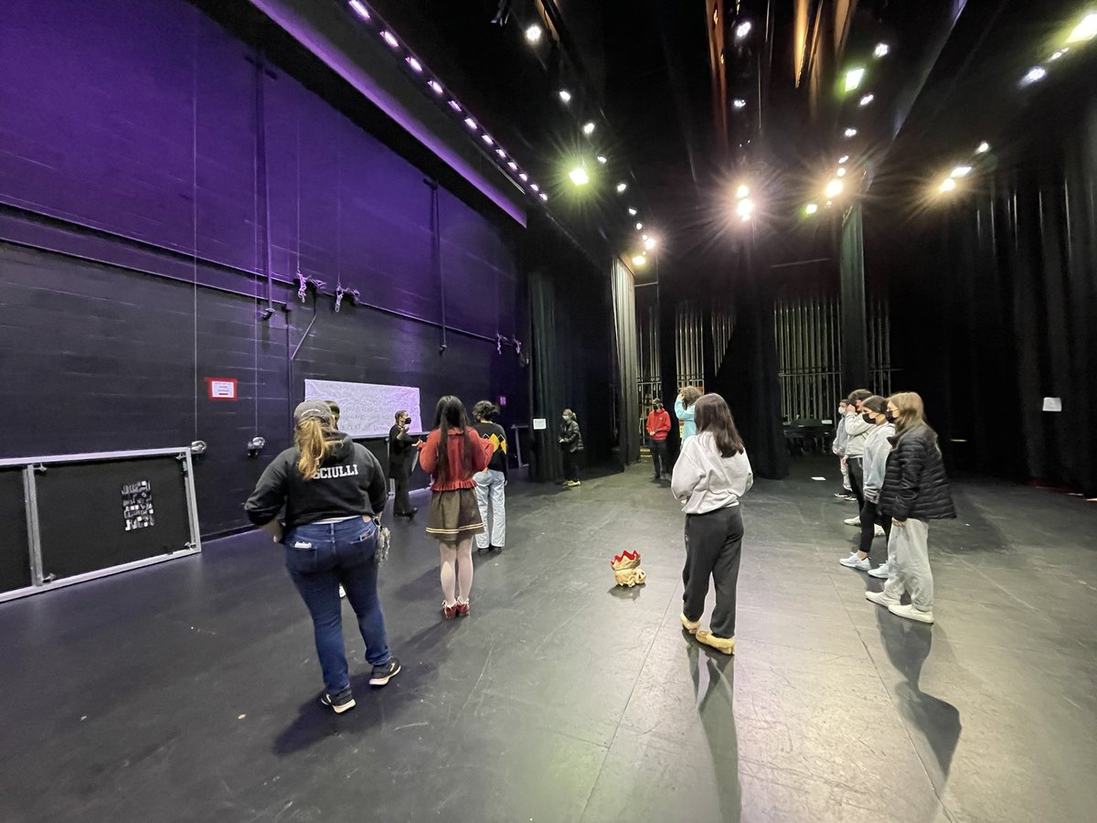 RauccidMPS's tweet photo. MHS Humanities students had the opportunity today to deepen their understanding of Hamlet with Marcella from @ARTFARMpresents, as well as @msenglishreads, @pelonathon, and Mr. Fraulino in series of workshops designed by Marcella and Chris Darby. #MPSCT https://t.co/yCBiEyXnOx