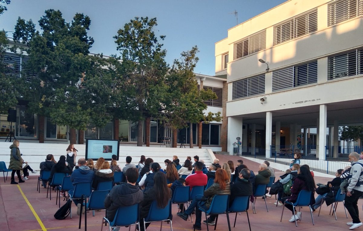 EEBarrachina's tweet photo. Un plaer compartir un cop més el projecte educatiu de l'escola amb famílies que estan a punt de prendre una gran decisió! 
Si l'amor és capaç d'educar, junts podem fer meravelles! 😉 https://t.co/mcUmiDgrTk