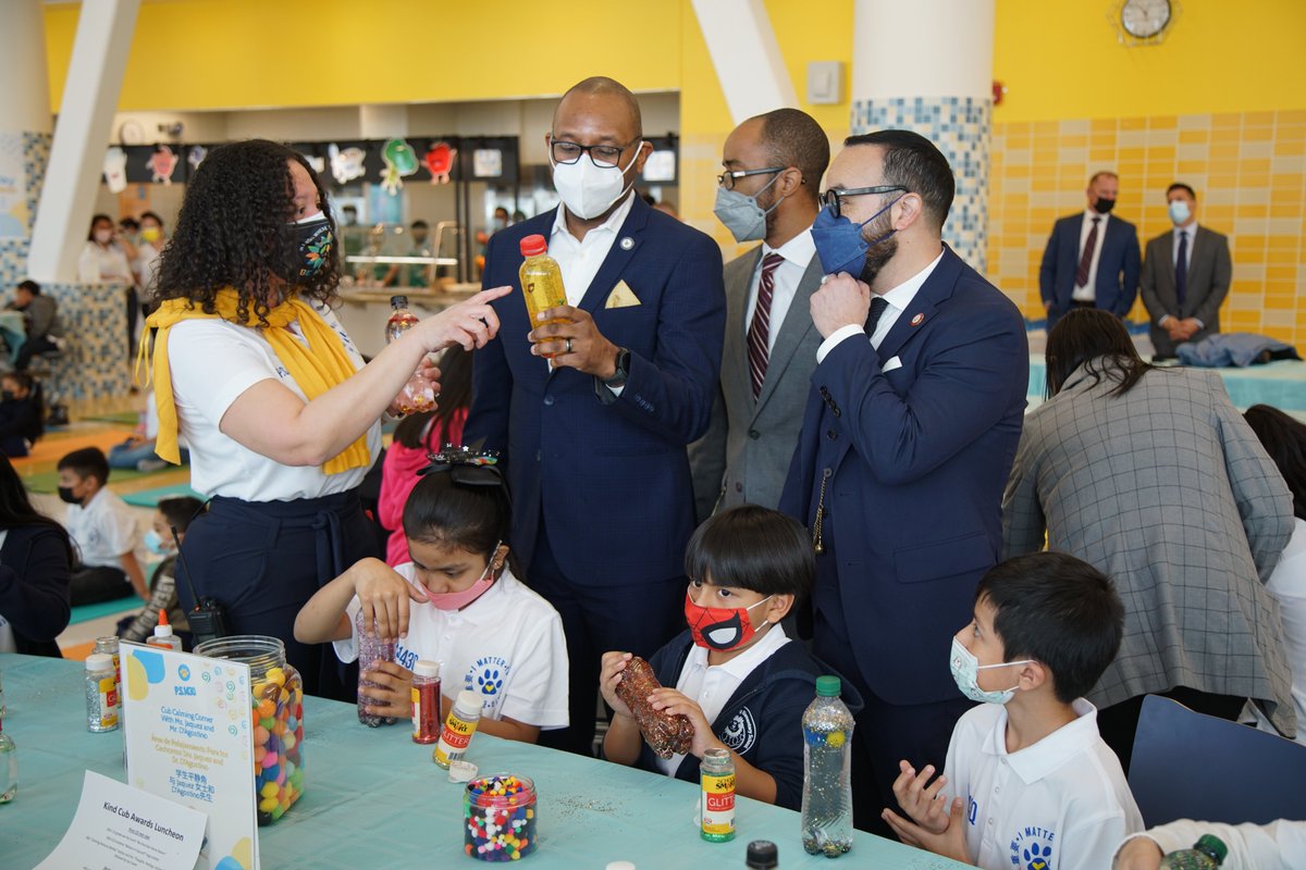 Who said lunch meetings aren't fun? We broke bread today with @DOEChancellor Banks and some very important constituents for #NoOneEatsAloneDay, and it couldn't have gone better. Great to end the week with some laughs with the amazing students and staff at @ps143queens!