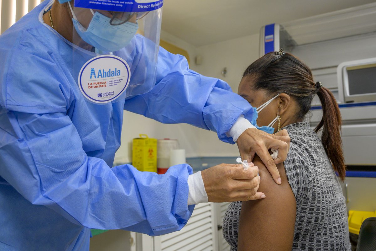 La campaña de vacunación contra la Covid-19 en #Cuba🇨🇺 tiene un alcance del 90 por ciento de su población con fármacos propios, y actualmente continúa el programa de refuerzos para enfrentar la propagación de la variante Ómicron.

#CubaViveYRespira