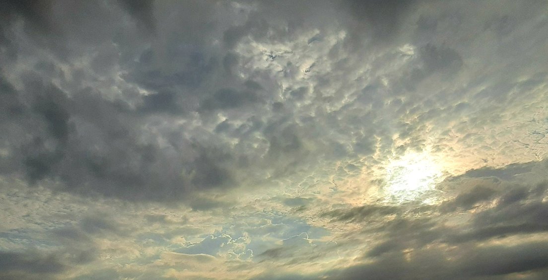 AnnetteME's tweet photo. How I love taking pictures of sunrises and sunsets. It calms me and helps me deal with little everyday struggles. #sunrises #sunsets #calming https://t.co/rcAcqRYEb3