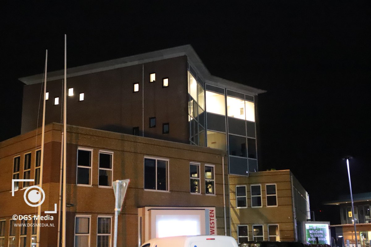 media_dgs's tweet photo. De #Nautilusweg #N374 is afgesloten bij de hoofdstraat en de Atlantislaan ook kan verkeer vanaf de #Veenstraat en de #Navolaan de rotonde bij de Nautilus weg niet gebruiken.
Dit i.v.m loswaaiende dakbedekking van een gebouw aan het Hoogveen. https://t.co/WxY2GnLvW8
