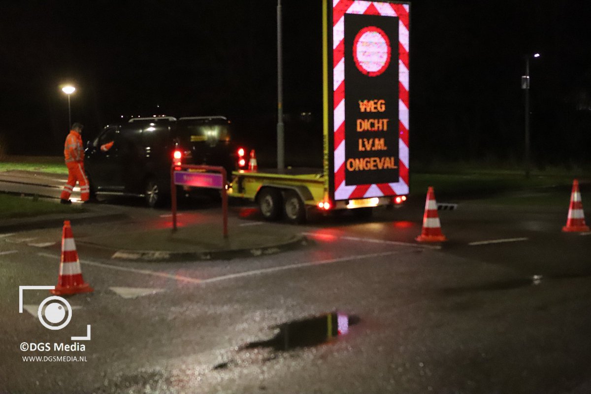 media_dgs's tweet photo. De #Nautilusweg #N374 is afgesloten bij de hoofdstraat en de Atlantislaan ook kan verkeer vanaf de #Veenstraat en de #Navolaan de rotonde bij de Nautilus weg niet gebruiken.
Dit i.v.m loswaaiende dakbedekking van een gebouw aan het Hoogveen. https://t.co/WxY2GnLvW8
