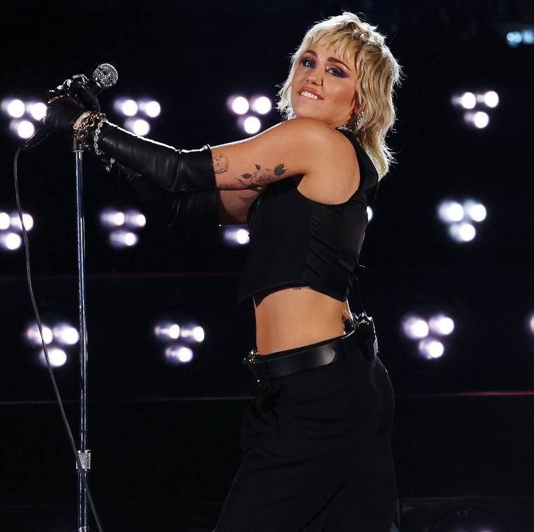 MileyCyrusBz's tweet photo. we see many opinions from you guys so here's a THREAD with questions yes/no.

1 week to reply and see which one wins by majority 🔥. https://t.co/OrVJL6VeaV