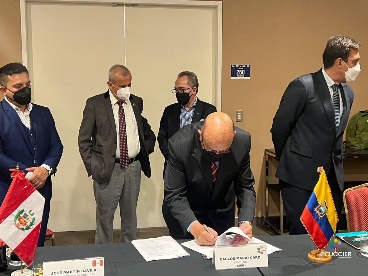 EcuacierEc's tweet photo. En Tumbes – Perú, el Ing. Hernán Verdugo, Director Ejecutivo del @EcuacierEc y Javier Muro, Presidente del #PECIER, firmaron el Acta de Compromiso para la Interconexión Ecuador – Perú. https://t.co/EorfCHifQM