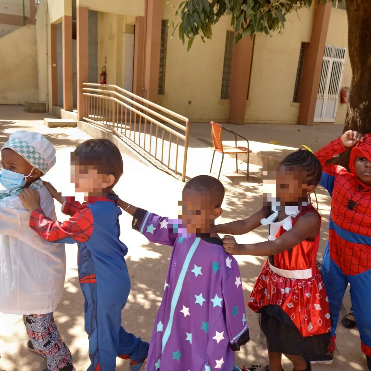 ExuperyLycee's tweet photo. Le vendredi dernier, c'était le carnaval au primaire
De la maternelle au CM2, les élèves ont fêté dans la joie et la bonne humeur avec leurs enseignants. 
Les parents ont fait preuve d’imaginations pour les déguisements. Les enfants se sont bien amusés en musique !
@aefeinfo https://t.co/cobrOxDQ4U