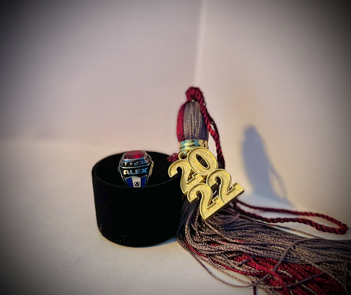 AlexMendozaFL's tweet photo. Finally got my class ring! This means a lot to me as it represents all the hard work Iβve put into graduating! I am a first generation American in my family and am the first to graduate high school as well as go to university in the fall! #HJClassRing @herffjones https://t.co/BK5anofHLx