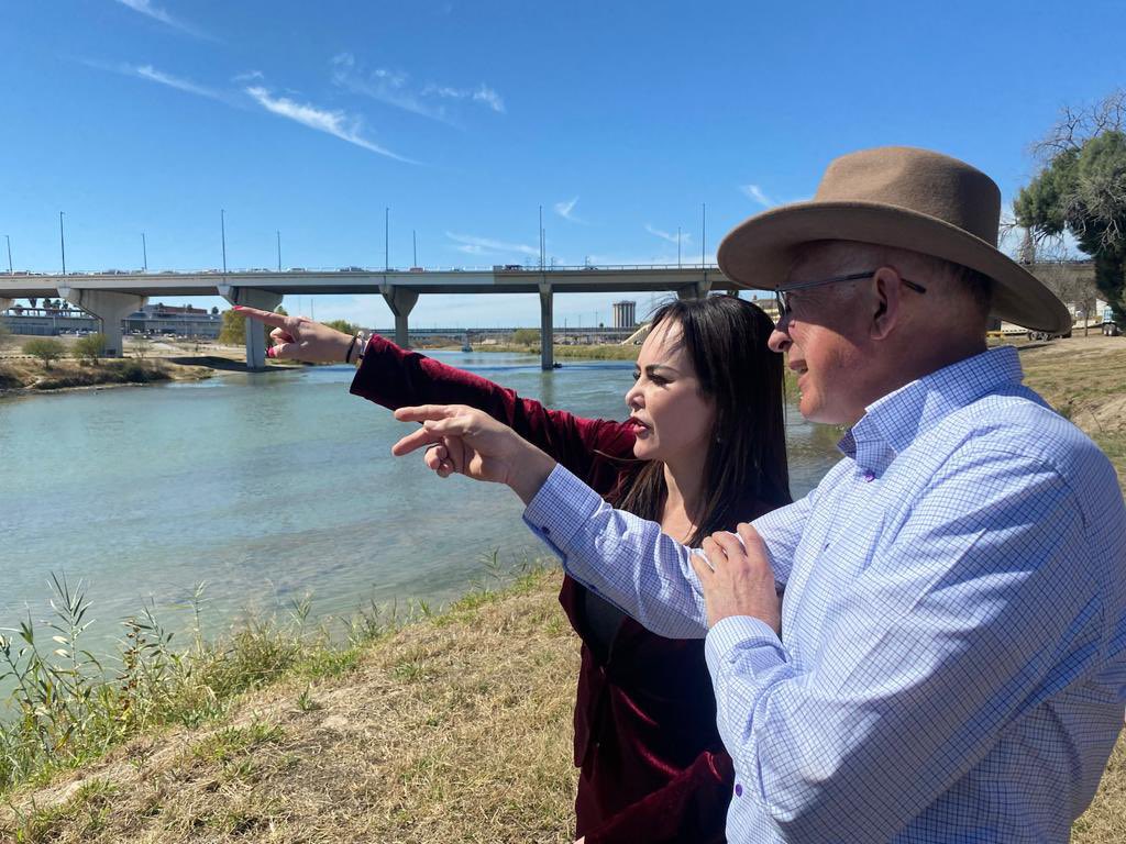JazmiDu's tweet photo. La mejor alcaldesa que haya tenido #NuevoLaredo! Vamos por más presidenta siga impulsando estas dos grandes ciudades hermanas! #DosNacionesUnFuturo @Carmenliliacrv  @USAmbMex https://t.co/PJIJz1RMte