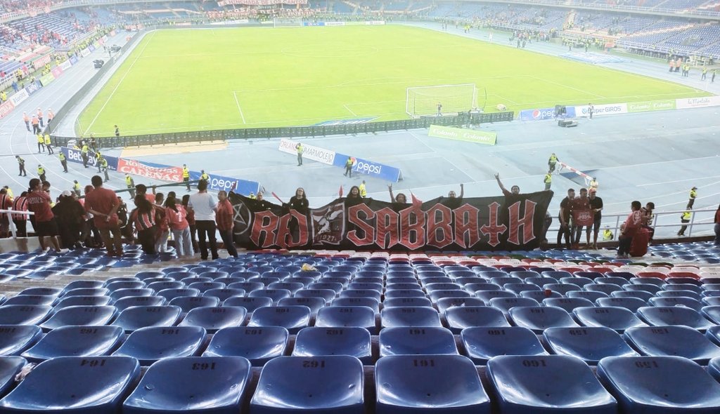 RedSabbath1927's tweet photo. En las buenas y en las malas ¡siempre estaremos!. 
Gracias América por tantas alegrías. Ayer estuvimos celebrando tu cumpleaños y el nuestro. Tú en la cancha; nosotros en la tribuna. 
95 del Rojo obrero. ¡Vamos por más! 

RED SABBATH 1927 👺🇹🇹 https://t.co/6rb5VxezQE