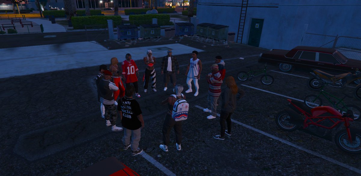 BloodsInfo's tweet photo. Ayer YB celebró una reunión a la que acudieron casi todos sus miembros. En ella, entregaron la bandana a varios integrantes que llevaban trabajando bien los últimos días. Posteriormente, Kendra esparció las cenizas de Frank en el árbol y le dedicó unas bonitas palabras. https://t.co/QNa8rRYNJQ