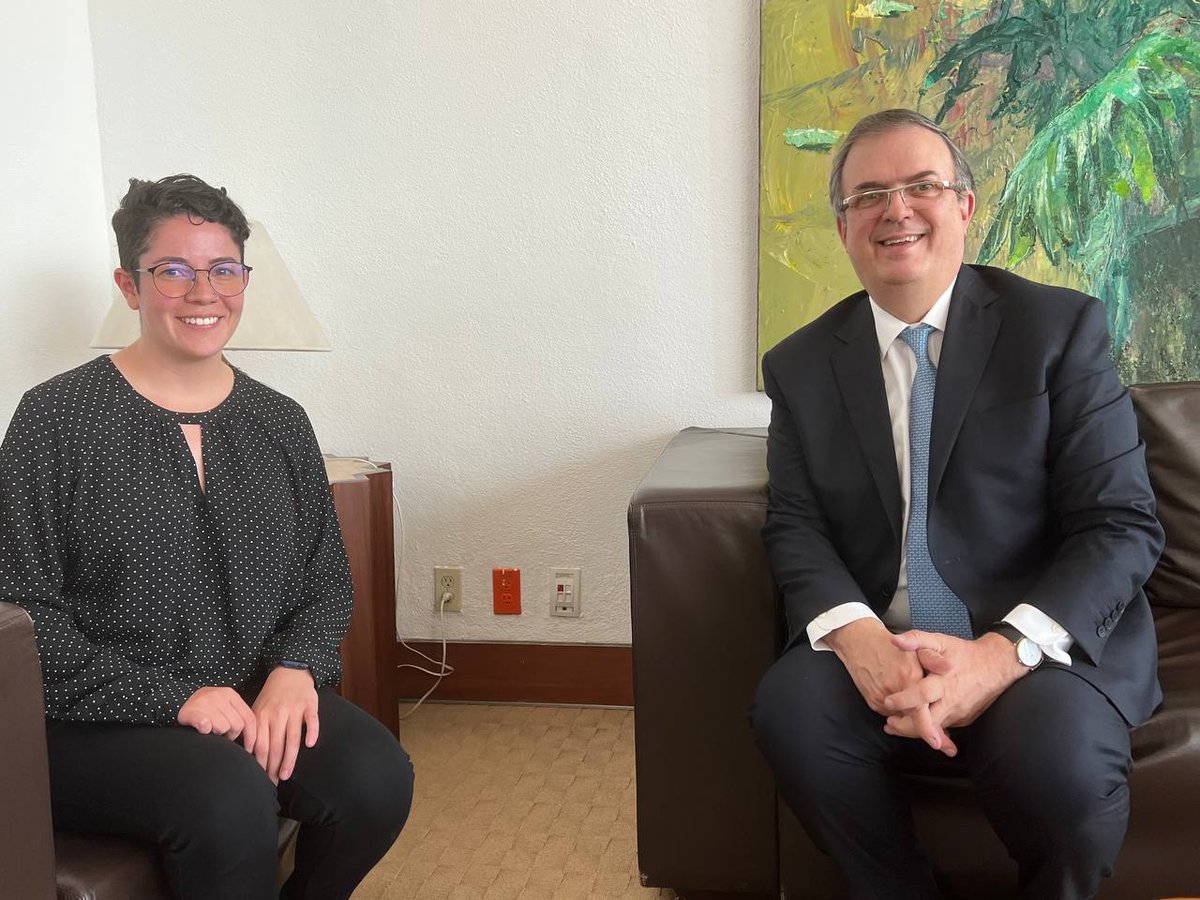 m_ebrard's tweet photo. Agradecí a Paola su visita y la conversación. El Consultor Jurídico de la SRE, nuestro mejor abogado, se hará cargo de defenderla y de que sean respetados todos sus derechos como ciudadana mexicana. Le reconocí su valentía y resolución. https://t.co/PMWGjpjHRV
