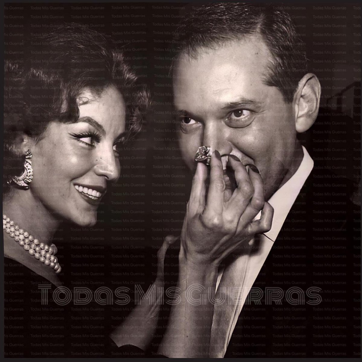 MFTodasMGuerra2's tweet photo. María Félix junto al dibujante Abel Quezada emulando al personaje de caricatura “Don Gastón Billetes” creado por el mismo,Muy conocido en las publicaciones de corte político en los diarios Mexicanos. #mariafelix #abelquezada #Caricatura #ladoña #Diva https://t.co/m7kOxDQmed