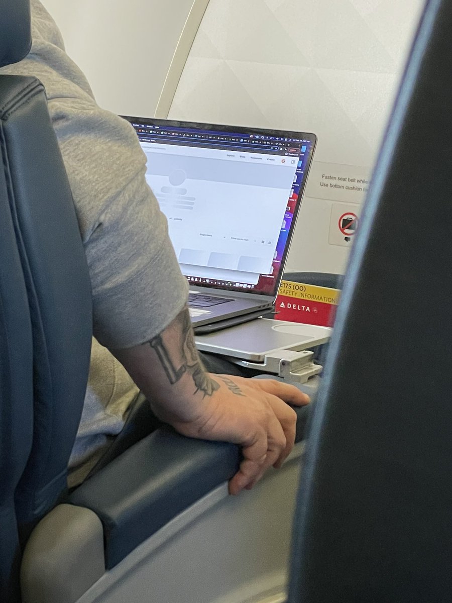 This dude getting rugged by airplane wifi trying to buy sweet sweet jpegs