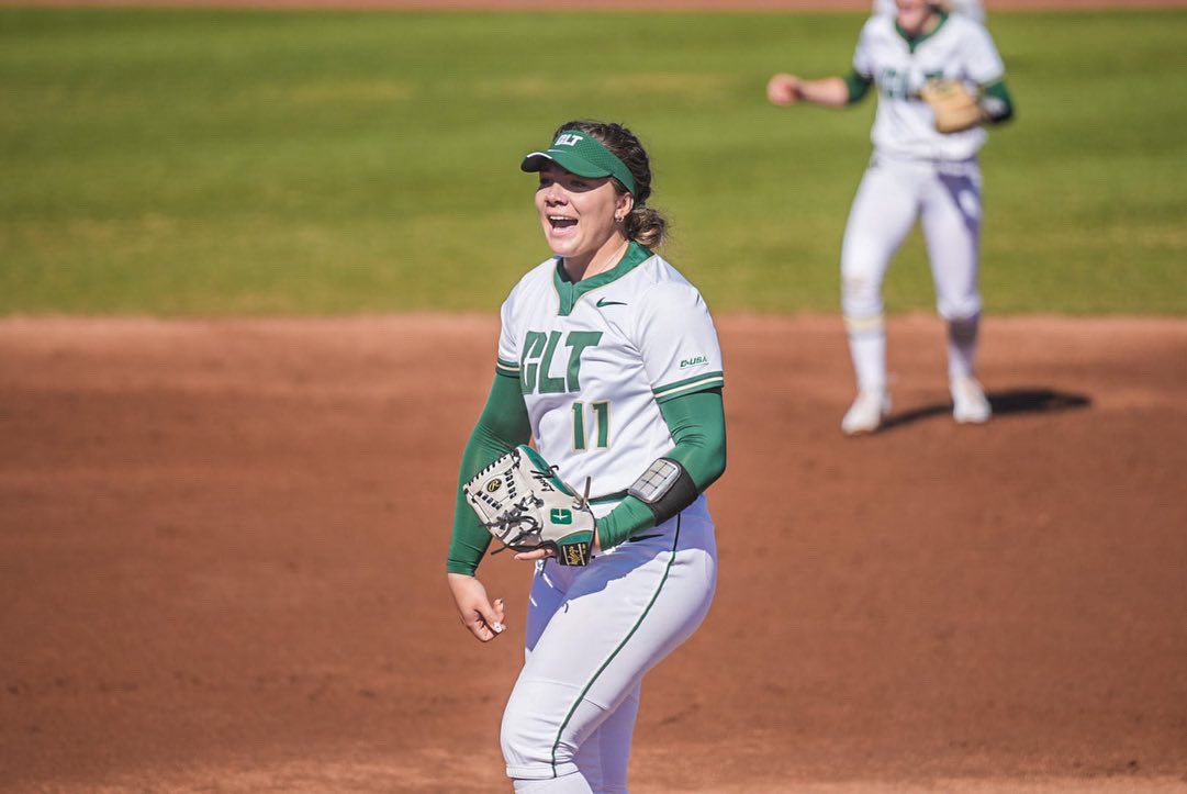 CharlotteSB's tweet photo. NO-HITTER ALERT 🚨
Madelyn Wright puts up five scoreless, hitless innings in the Niners’ 8-0 run-ruling of UConn!

#GoldStandard | #ALLIN4CLT https://t.co/GVHU9pvXKM
