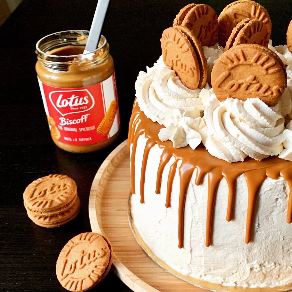 Manulecomptable's tweet photo. Je vous présente le délicieux Layer-Cake Vanille Spéculoos fait par mon mari 😍
Un gâteau ultra moelleux &amp; gourmand ! 
On a vraiment l’impression de déguster un nuage tellement il est léger… 🤩
#layercakes #layercakemaison #speculoos #patisserie #faitmaison #homemadecooking https://t.co/JdQp8ZTqCw