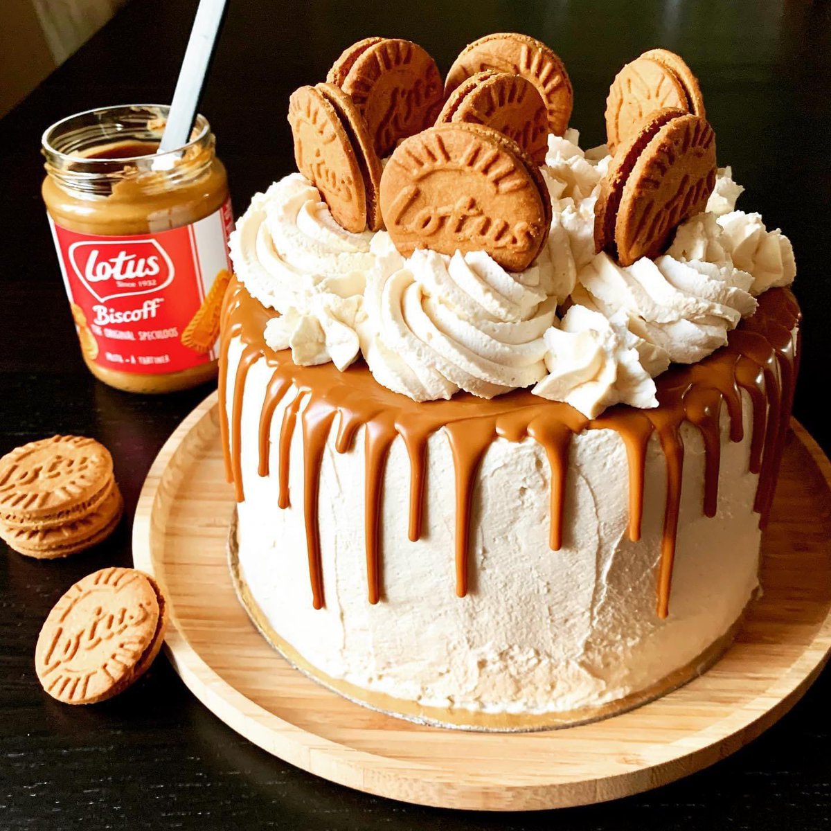 Manulecomptable's tweet photo. Je vous présente le délicieux Layer-Cake Vanille Spéculoos fait par mon mari 😍
Un gâteau ultra moelleux &amp; gourmand ! 
On a vraiment l’impression de déguster un nuage tellement il est léger… 🤩
#layercakes #layercakemaison #speculoos #patisserie #faitmaison #homemadecooking https://t.co/JdQp8ZTqCw
