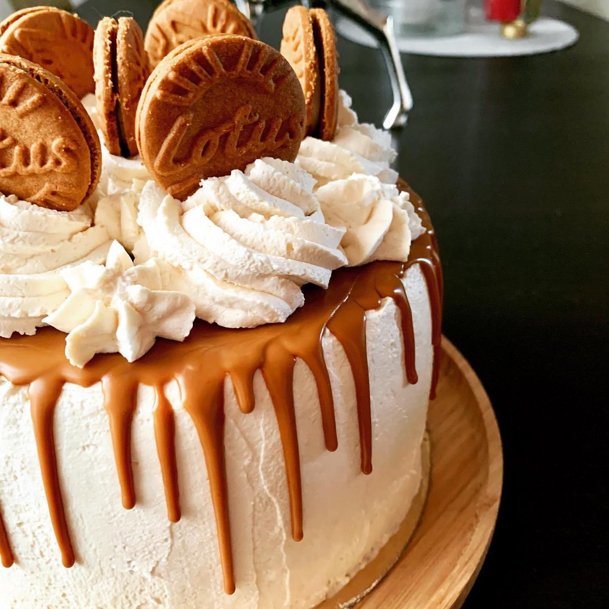 Manulecomptable's tweet photo. Je vous présente le délicieux Layer-Cake Vanille Spéculoos fait par mon mari 😍
Un gâteau ultra moelleux &amp; gourmand ! 
On a vraiment l’impression de déguster un nuage tellement il est léger… 🤩
#layercakes #layercakemaison #speculoos #patisserie #faitmaison #homemadecooking https://t.co/JdQp8ZTqCw