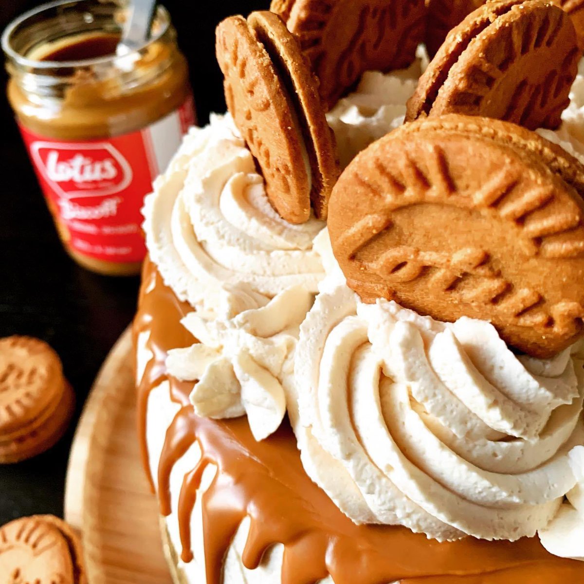 Manulecomptable's tweet photo. Je vous présente le délicieux Layer-Cake Vanille Spéculoos fait par mon mari 😍
Un gâteau ultra moelleux &amp; gourmand ! 
On a vraiment l’impression de déguster un nuage tellement il est léger… 🤩
#layercakes #layercakemaison #speculoos #patisserie #faitmaison #homemadecooking https://t.co/JdQp8ZTqCw