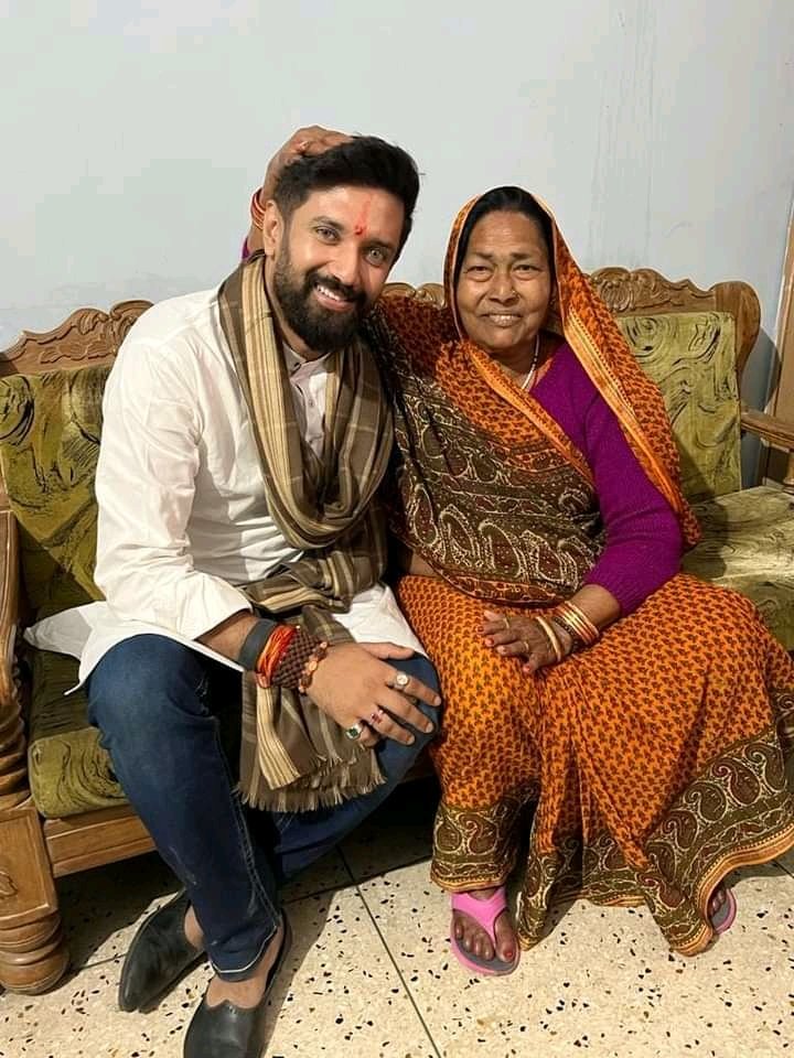 JezeeshanFaizee's tweet photo. नए युग की राजनीतिक में यह तस्वीर सबसे अच्छी है स्वर्गीय रामविलास पासवान जी की पहली पत्नी से बेटा नेता जमुई से सांसद चिराग पासवान जी अपनी बड़ी मां से मिलकर आशीर्वाद लिया  
इस नए युग में परिवार से लेकर राजनीतिक की सड़कों तक जो संघर्ष आप कर रहे हैं वह काबिले तारीफ है 
@iChiragPaswan https://t.co/kYUtL0X7ja