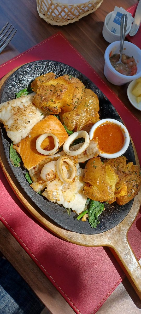 Villolo's tweet photo. Todavía queda verano señores! Disfrutado de un exquisito y contundente Mixto de Pescado en una de las mejores terrazas de Santiago. A pies del cerro San Cristobal en el gran @RDivertimento https://t.co/bABqwTQ2tO