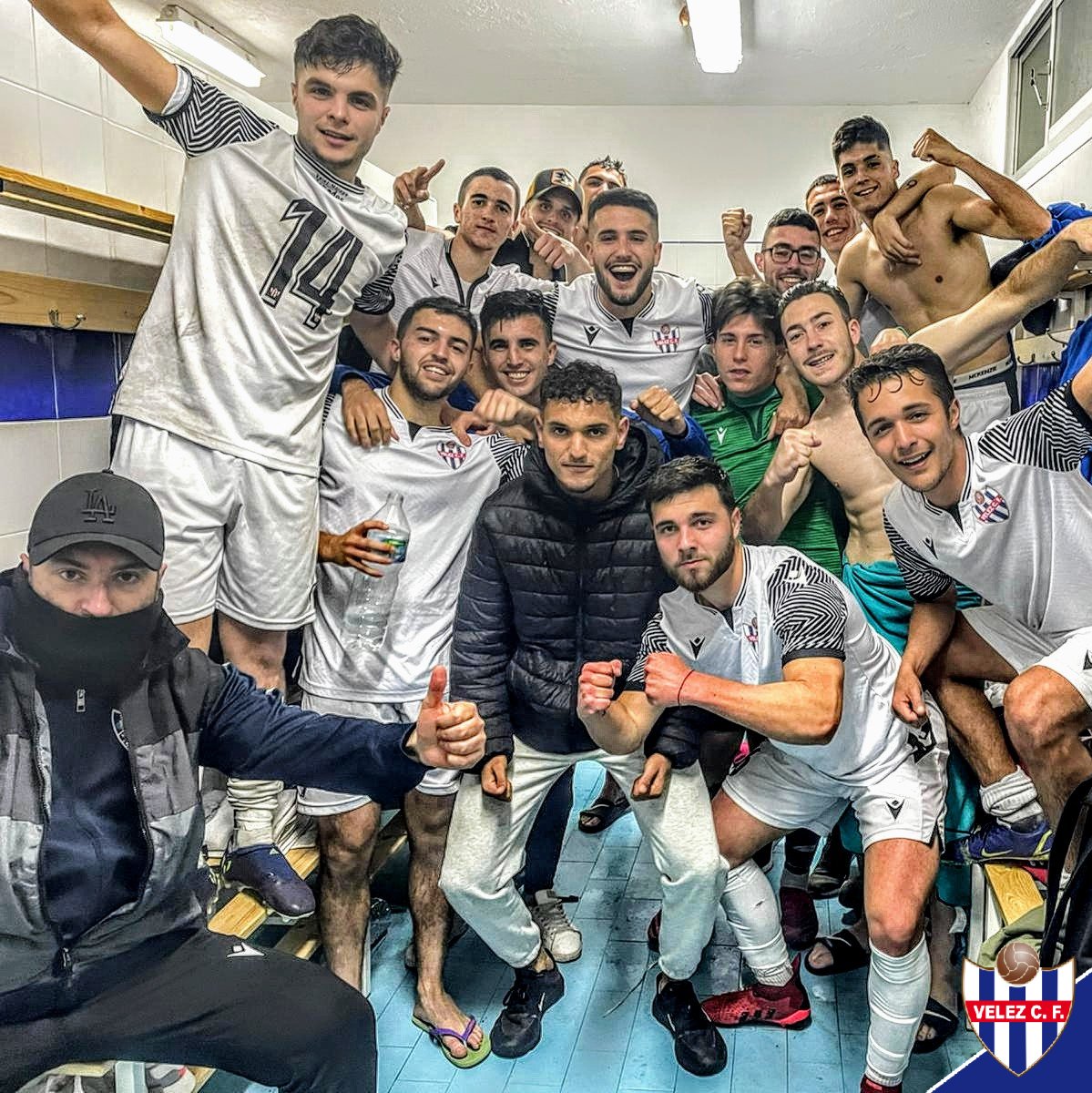 SÉNIOR "B" ⚽ Nueva y contundente victoria del equipo filial veleño dirigido por Pablo Valenzuela y Segismundo Palma que afianza su liderato en el Grupo 1 de Tercera Andaluza 🔝 ¡A seguir así! 💪

<a href="/CDAlgaidas/">C.D. Algaidas</a> 0️⃣▪️9️⃣ #VelezCF "B"

#MeQuedoContigo
#VamosVelez
🔵⚪🔵⚪🔵