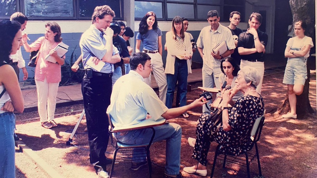 Labjor_Unicamp's tweet photo. Registro de entrevista feita por alunos/as da 1a turma da Especialização em Jornalismo Científico (99'00'). Esse grupo contou com @germanabarata, @r_evangelista (ambos na foto), @MartaKanashiro e Simone Pallone --hoje pesquisadores no Labjor! 👏
#tbt #MemoriaLabjor #AlumniLabjor https://t.co/2VHlXi91Bb