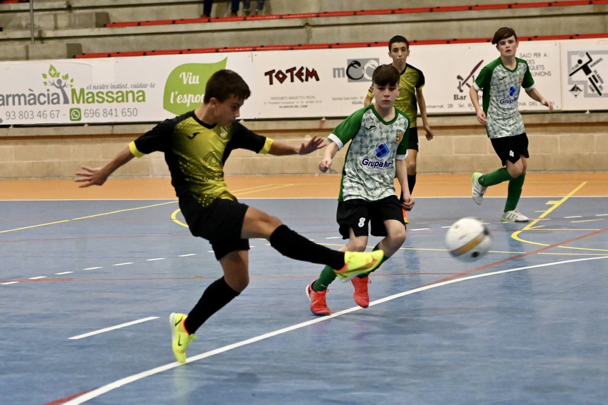 FSVilanova's tweet photo. 🏆𝗖𝗢𝗣𝗔 𝗖𝗔𝗧𝗔𝗟𝗨𝗡𝗬𝗔 | Quarta ronda:
🔢 INFANTIL A: EFSVilanova A 0️⃣➖2️⃣ @fsolesa A.
🏟️ Orgull d'afició. GRÀCIES Can Titó!
#️⃣ #123Vilanova #SomEscola #EFSV #VilanovaDelCamí #FutbolSala https://t.co/OA4FlxqPyW