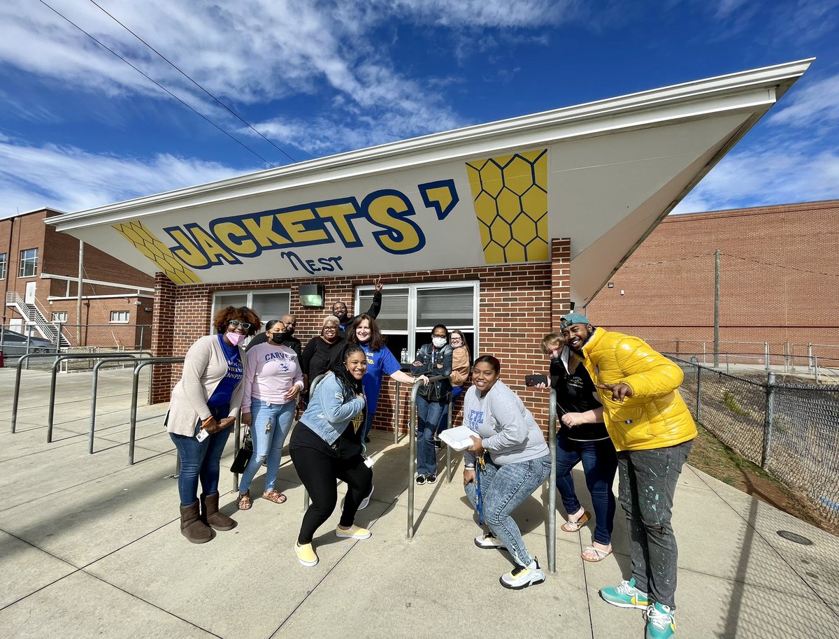 CarverHS_Nation's tweet photo. Thank you Dr. Maxwell for lunch today! Blue skies &amp; sunshine were an added bonus! @CHS_JacketPride @ELA_Carver_High @_CHS_Athletics_ @CARVER_AOIT @carver_men @CarverAOHT @jacket_mathhive @CarverPtsa @ThyaisM https://t.co/o9JUP8mWOm