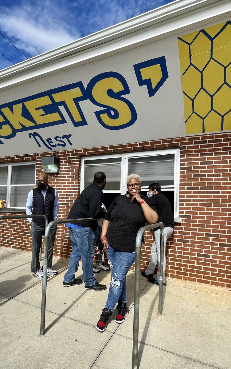 CarverHS_Nation's tweet photo. Thank you Dr. Maxwell for lunch today! Blue skies &amp; sunshine were an added bonus! @CHS_JacketPride @ELA_Carver_High @_CHS_Athletics_ @CARVER_AOIT @carver_men @CarverAOHT @jacket_mathhive @CarverPtsa @ThyaisM https://t.co/o9JUP8mWOm