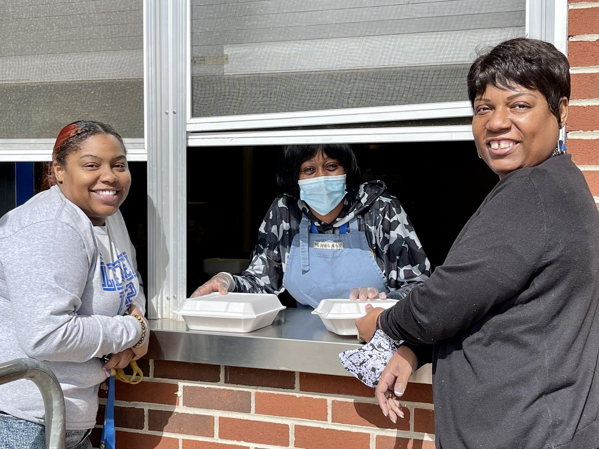 CarverHS_Nation's tweet photo. Thank you Dr. Maxwell for lunch today! Blue skies &amp; sunshine were an added bonus! @CHS_JacketPride @ELA_Carver_High @_CHS_Athletics_ @CARVER_AOIT @carver_men @CarverAOHT @jacket_mathhive @CarverPtsa @ThyaisM https://t.co/o9JUP8mWOm