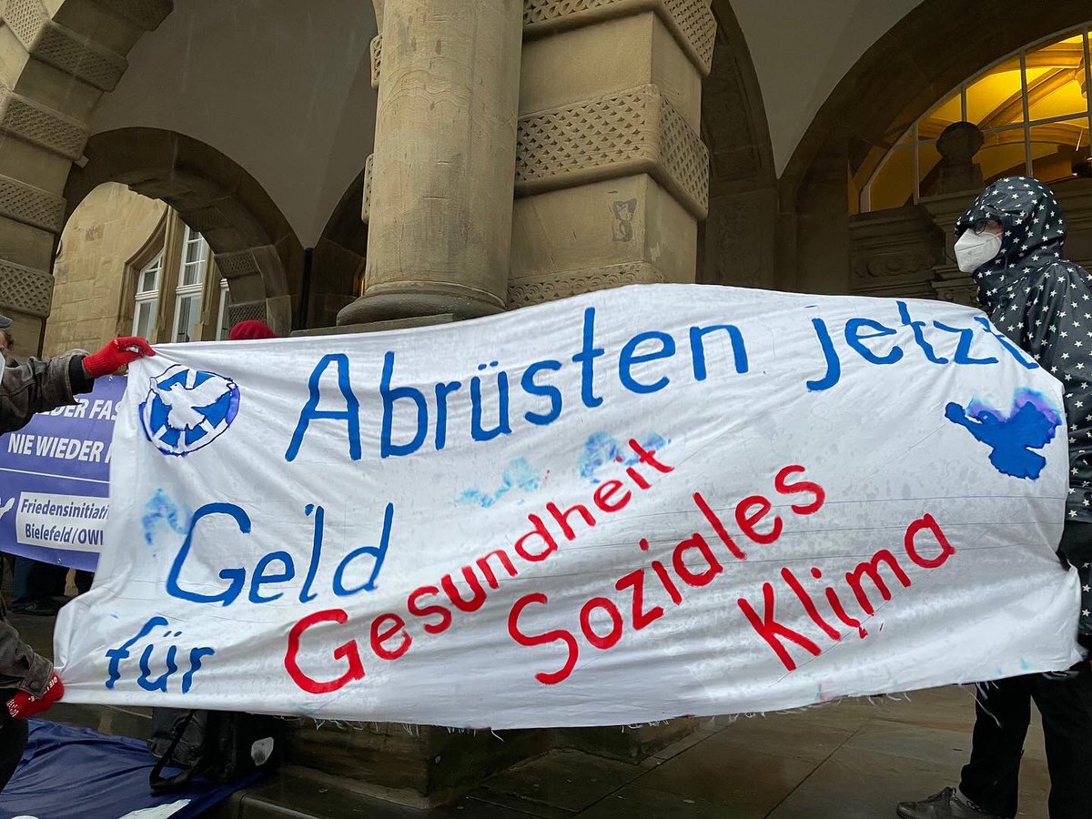 DieLinkeBi's tweet photo. Wir beteiligten uns am 17. Februar, einen Tag vor der „Münchner Sicherheitskonferenz“, an der Kundgebung der Friedensinitiative Bielefeld/OWL und bekräftigen ihre Forderung:
„Eskalation gegenüber Russland beenden - Radikal abrüsten für Klima und Soziales!“ https://t.co/mKBD8D7BaL