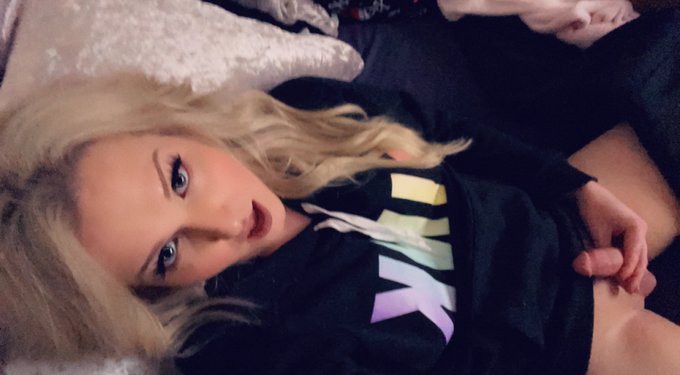 You know what the deal is 🤤  https://t.co/U9mlBkhCte https://t.co/QEmZmiZLFp